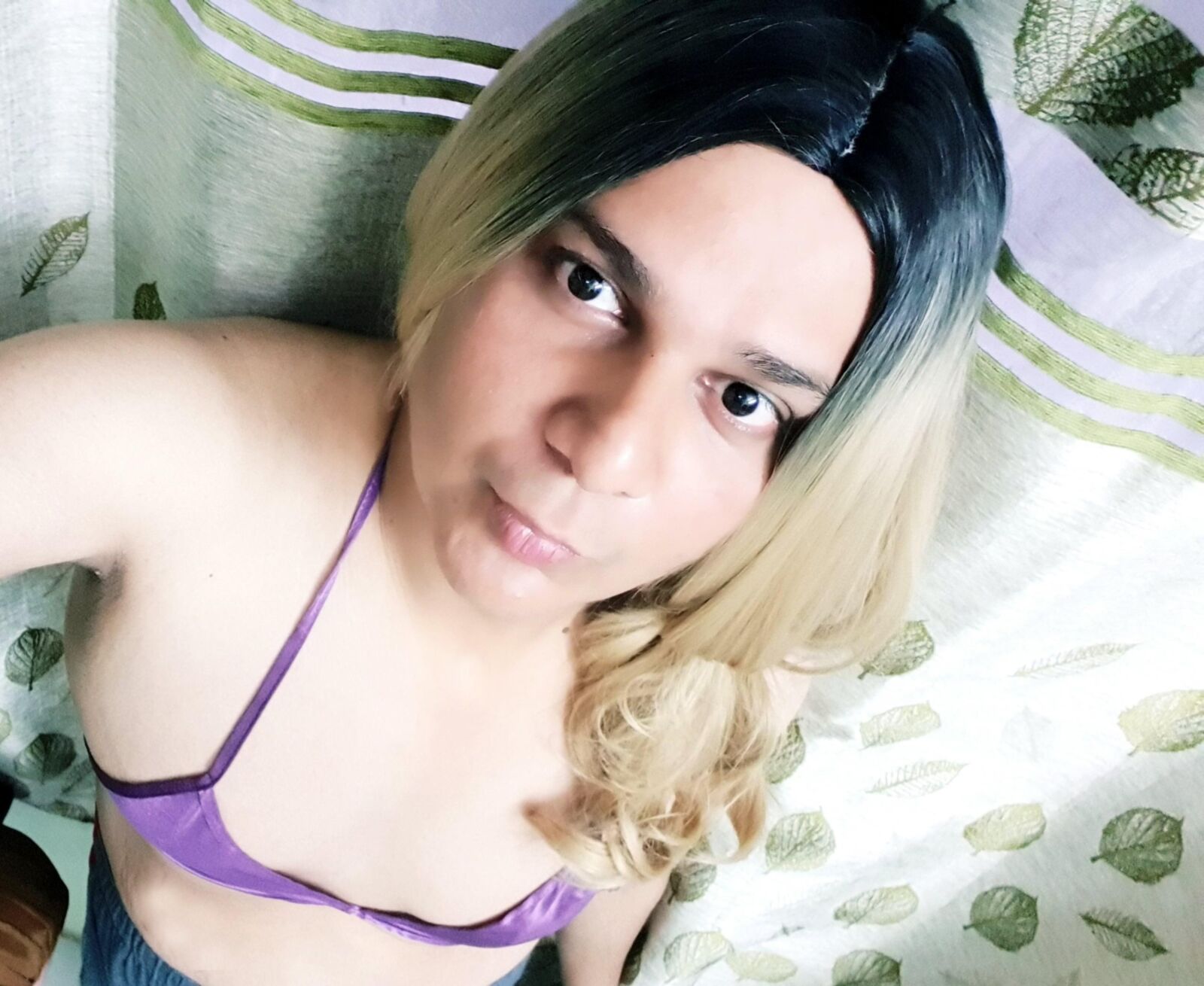 Travesti Monica M en Bikini Púrpura