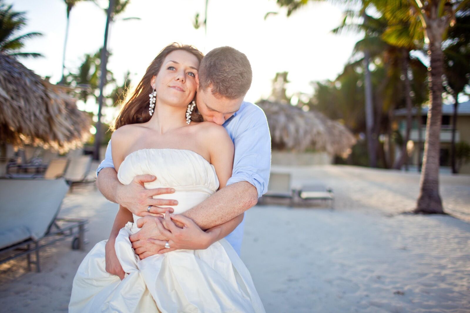 Blue eyed bride Robyn topless at the beach