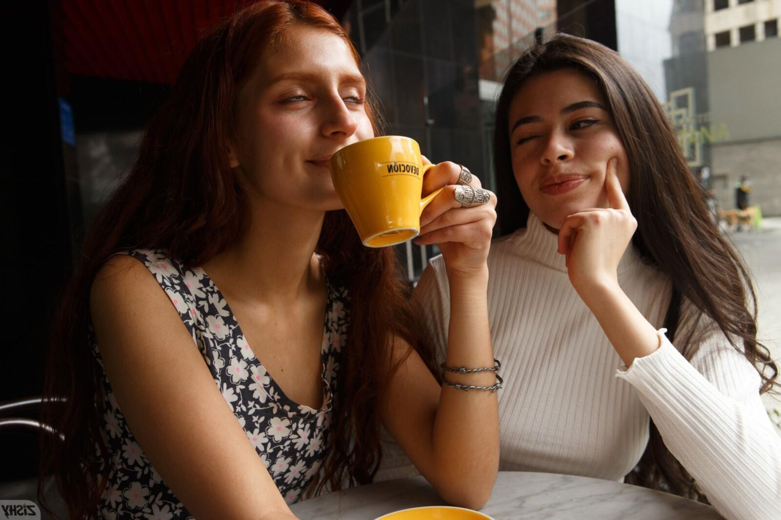 três meninas uma câmera