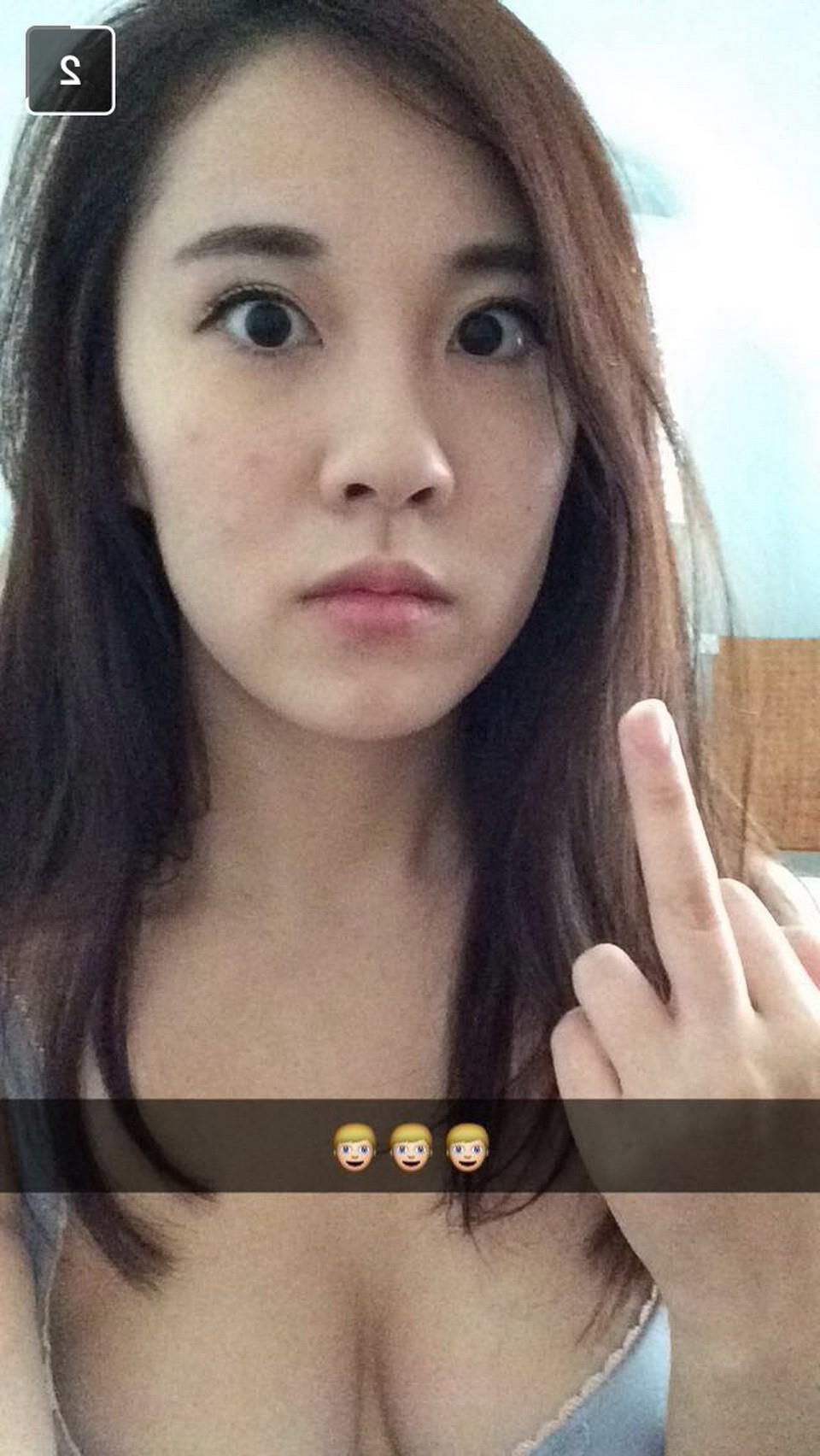 Fun Asian girlfriend nude snaps