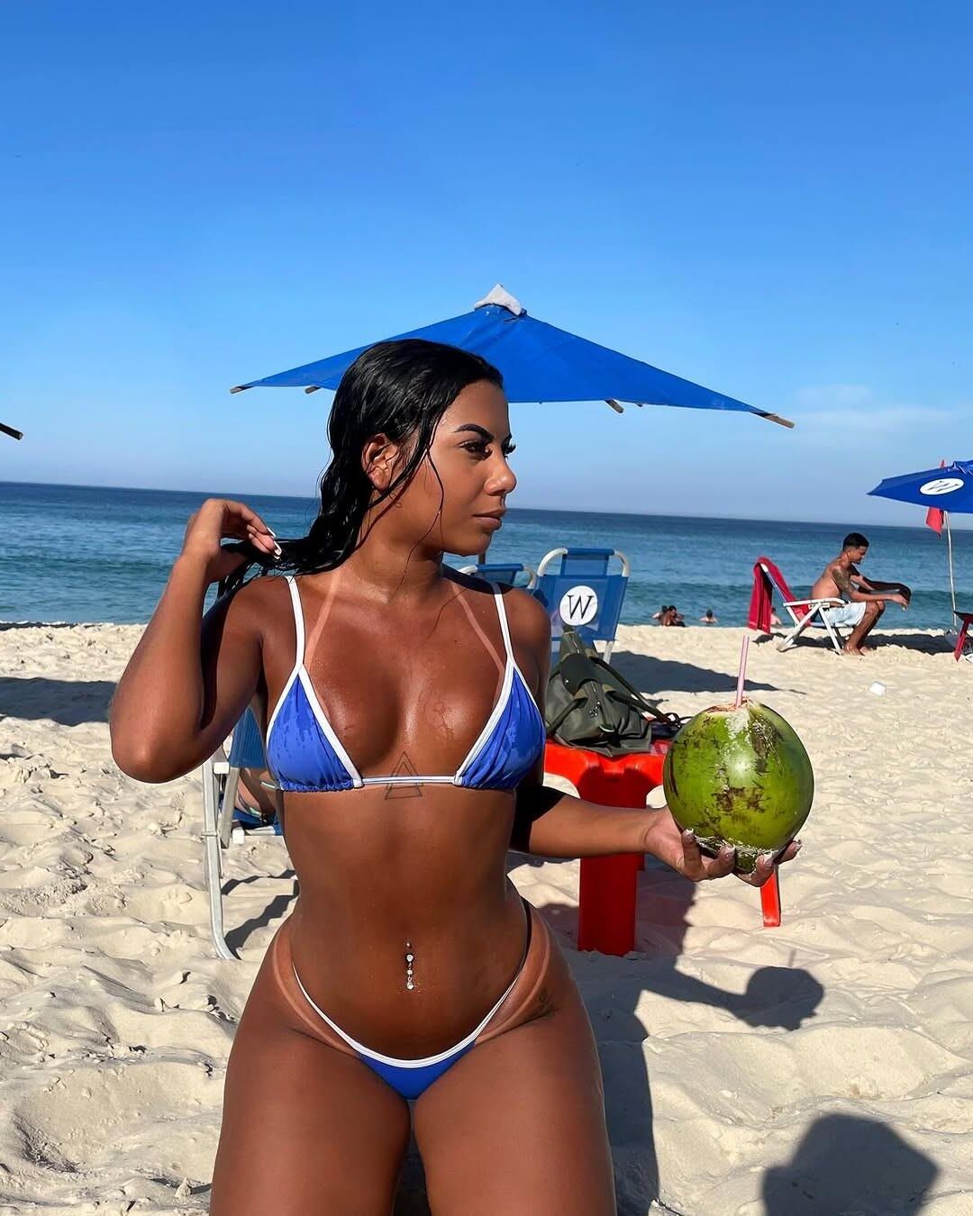 Beatriz, una brasileña súper bronceada en bikini