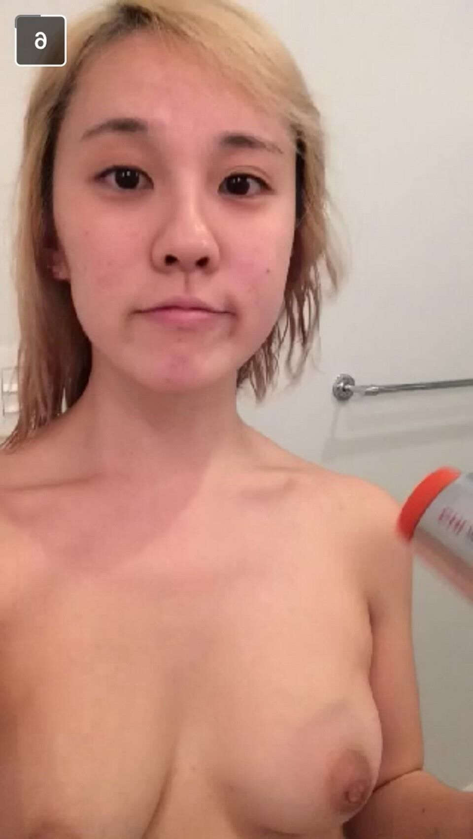 Fun Asian girlfriend nude snaps