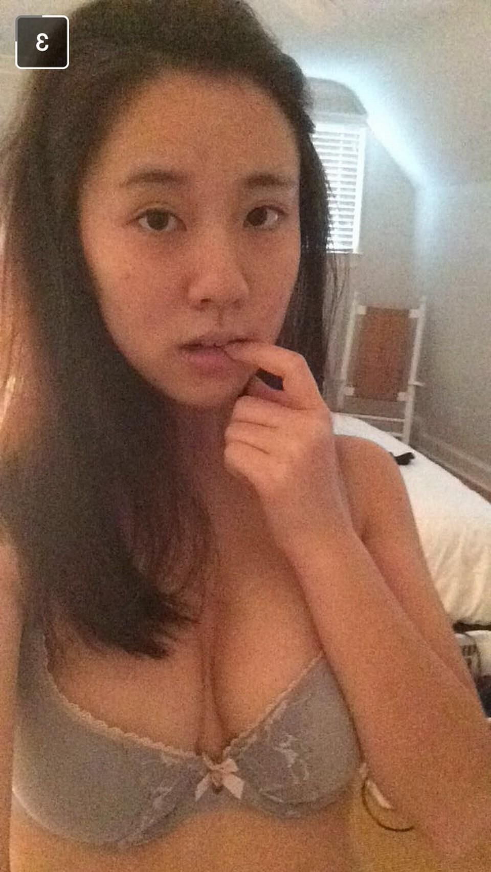 Fun Asian girlfriend nude snaps