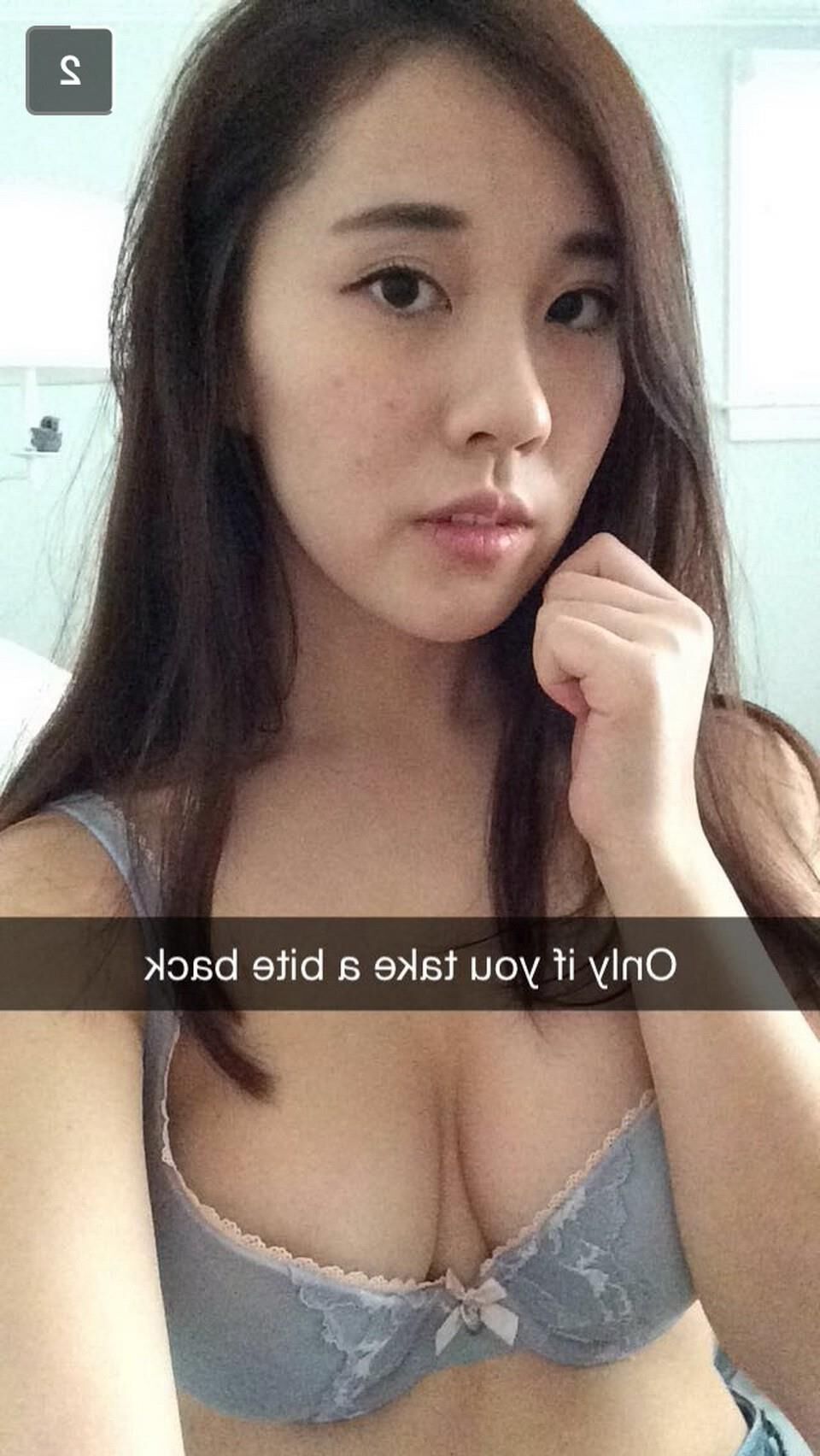 Fun Asian girlfriend nude snaps