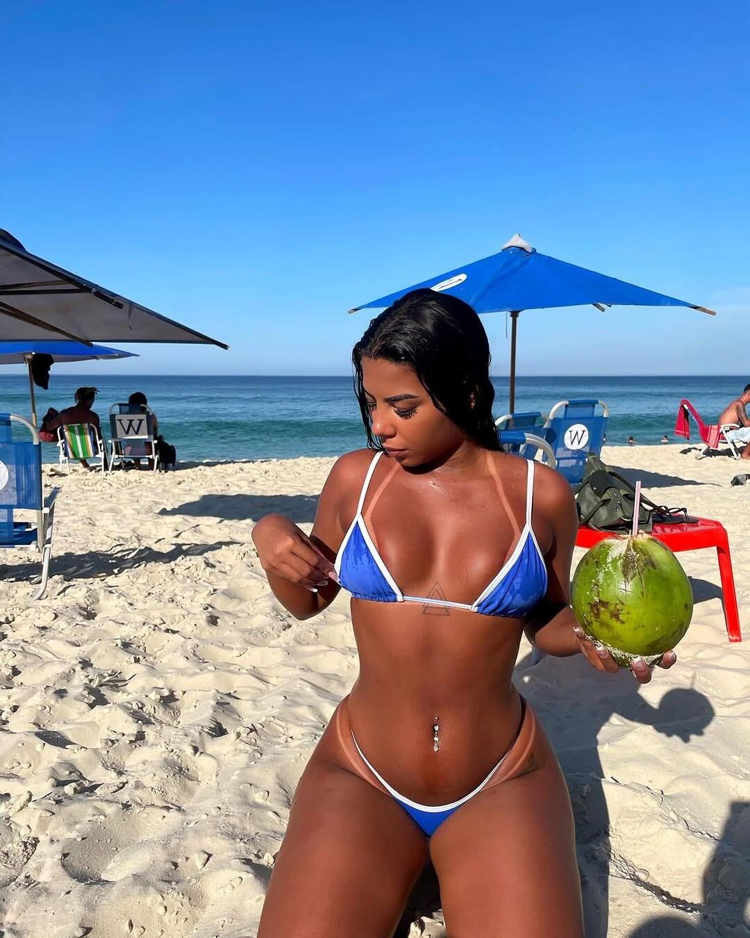 Beatriz, una brasileña súper bronceada en bikini