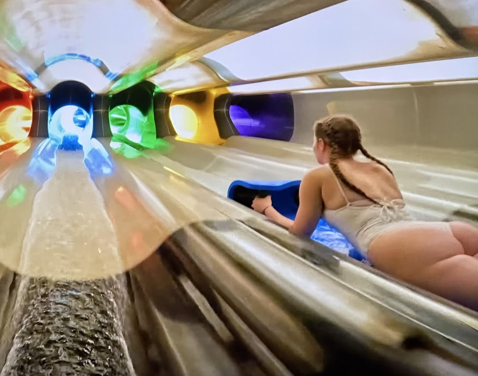 Big Butt Beauty Girl Have Fun in the Water Tunnel