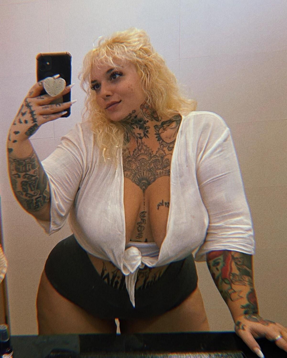 Lulu Enorme Culo Tetona Tatuada Belleza Brasileña BBW Chica Mixta