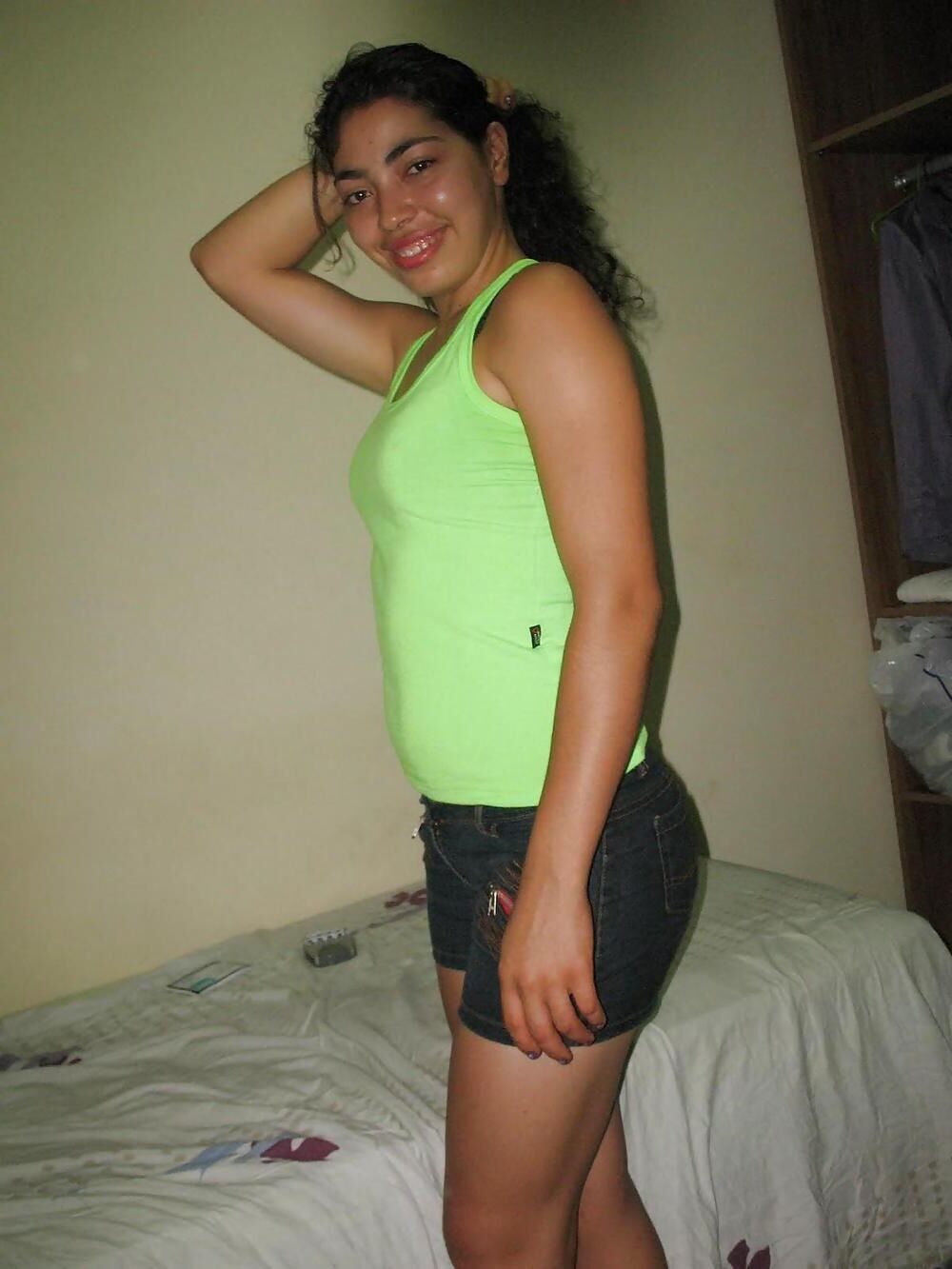 linda adolescente latina