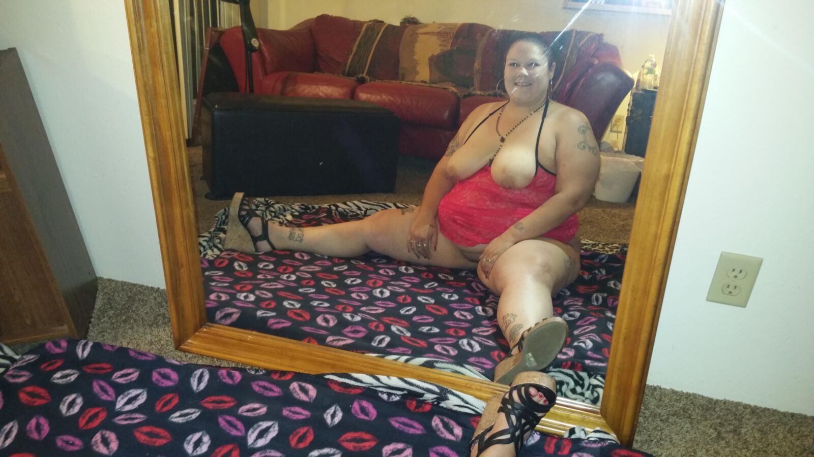 BBW Braat Poppyjay se siente sexy antes de que llegue un jugador