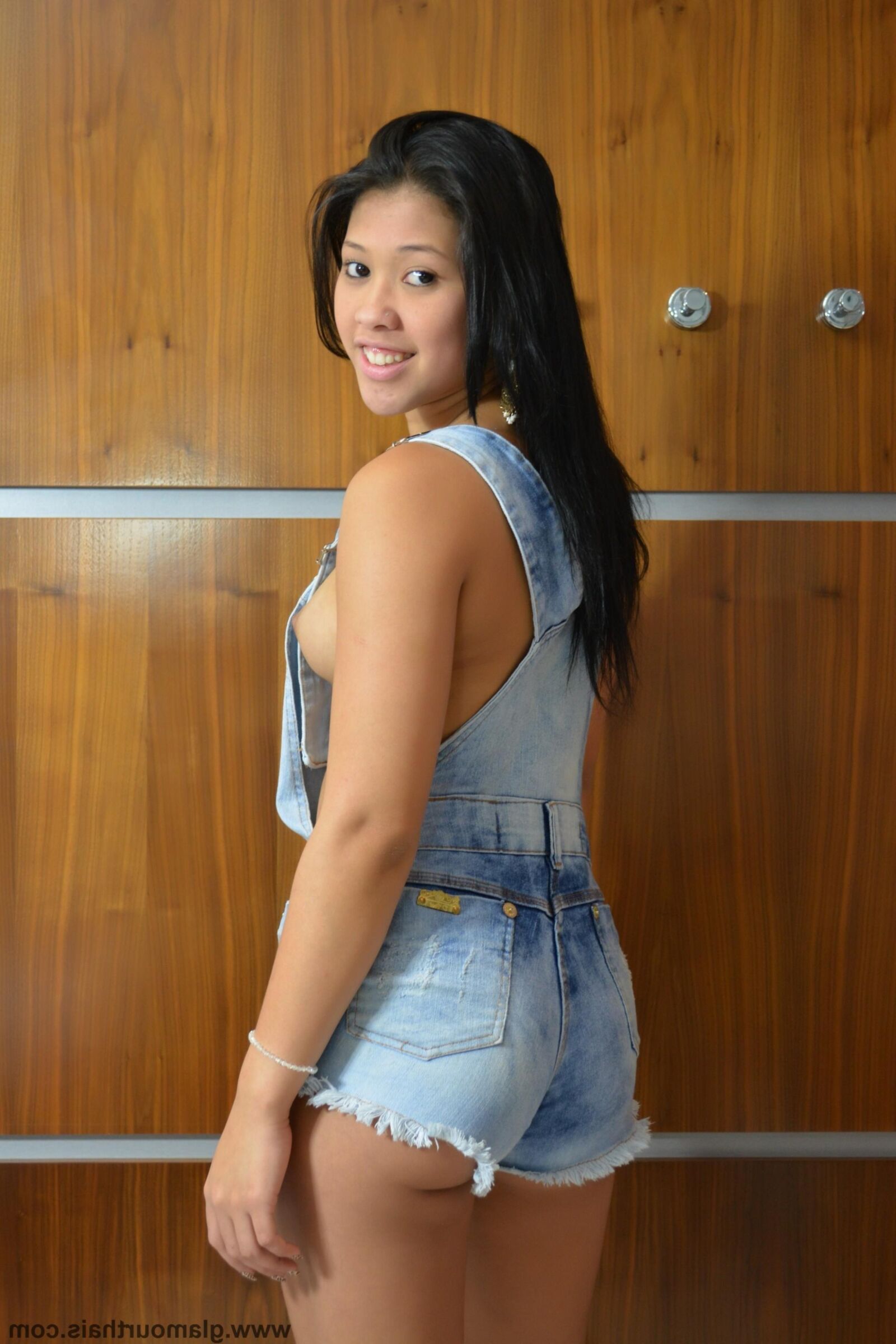 Dagmar Thai Beauty in Blue Jean Cutoffs zeigt ihre Titten