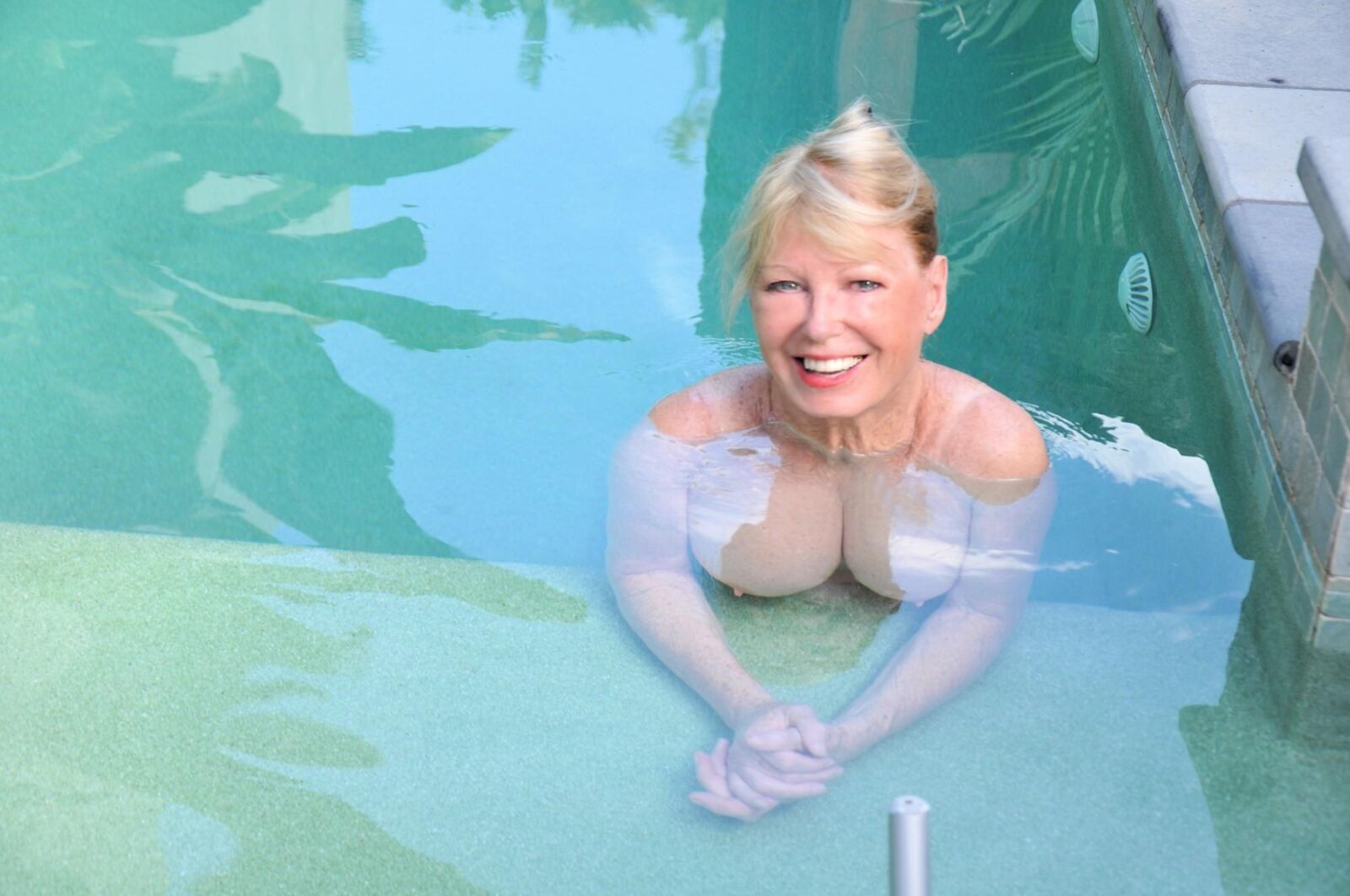 Join our lovely LADY DIANE by the POOL😍👩💋!!