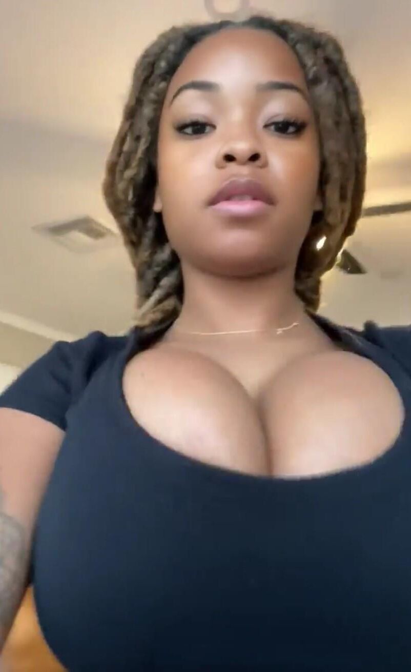 Esta nena negra buxom