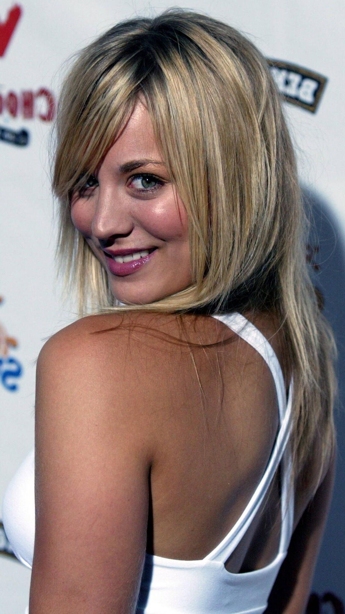 Kaley Cuoco provocando roupa quente