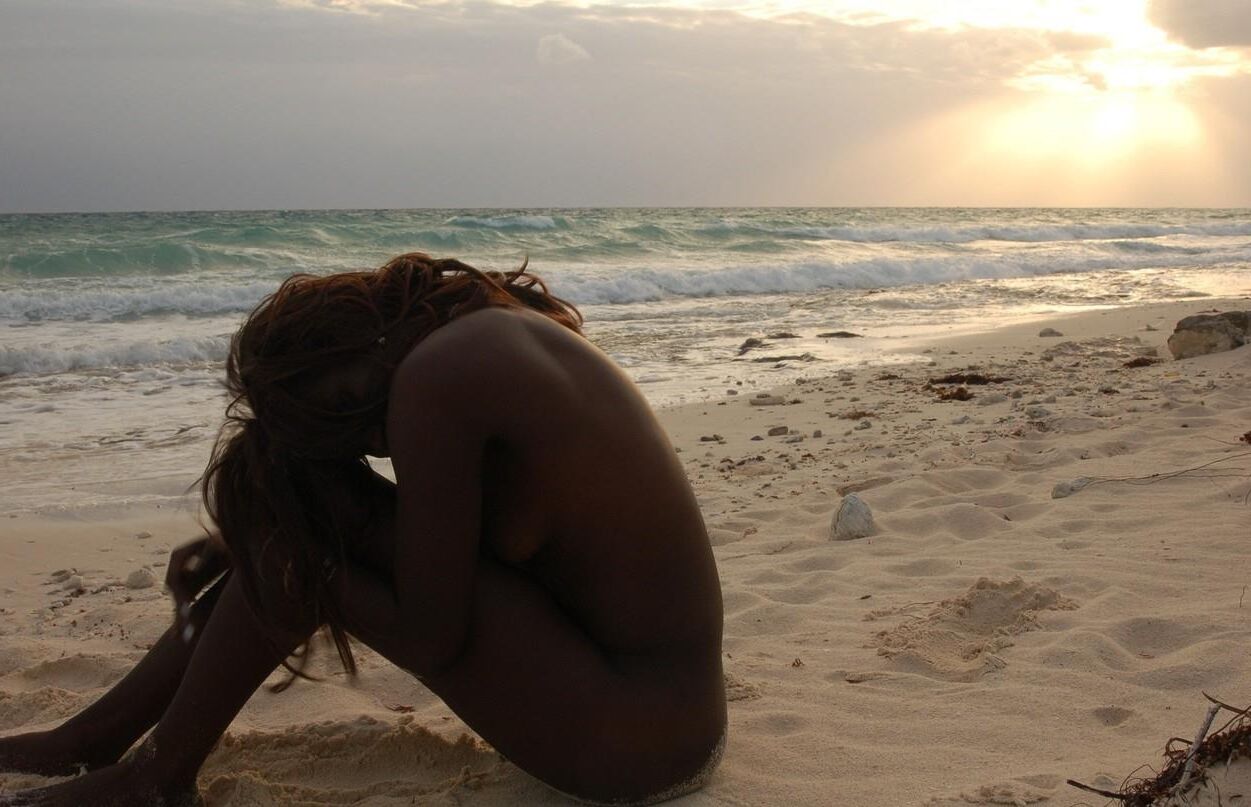 Belles femmes noires nues sur la plage