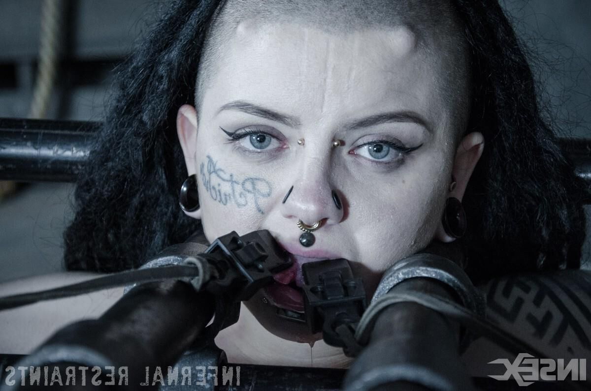 Luna Lavey Bondage -Modell