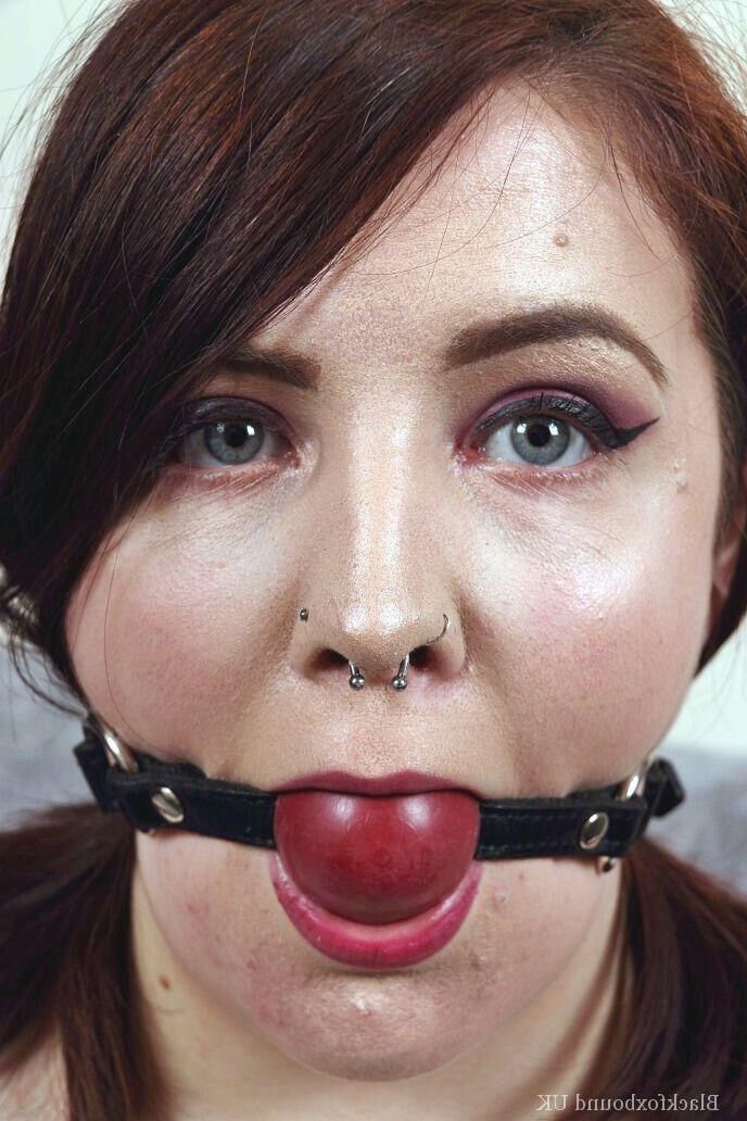 Luna Roux Bondage -Modell