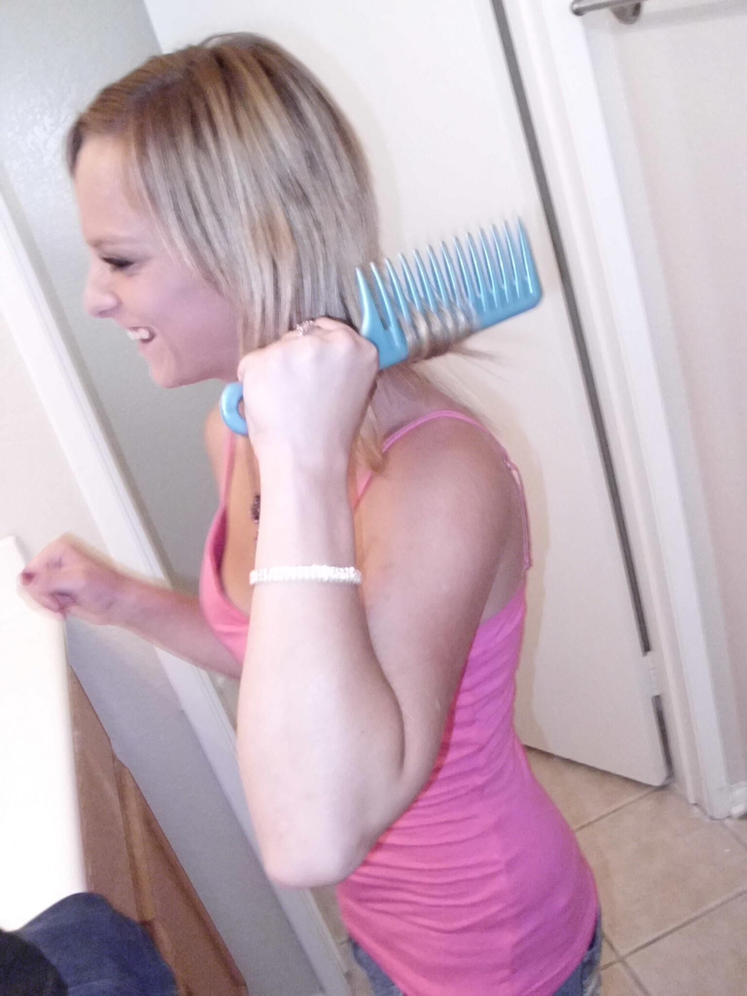 Blonde Mädchen, die Selfies im Badezimmer entfernen