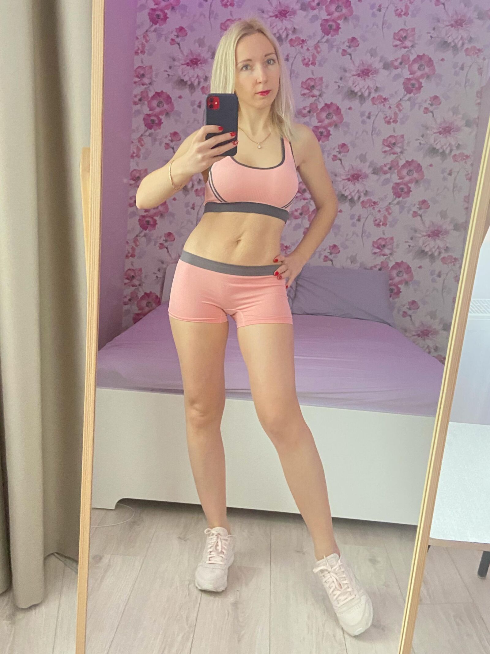 Russian Blonde Milf im sportlichen Outfit macht Selfies.