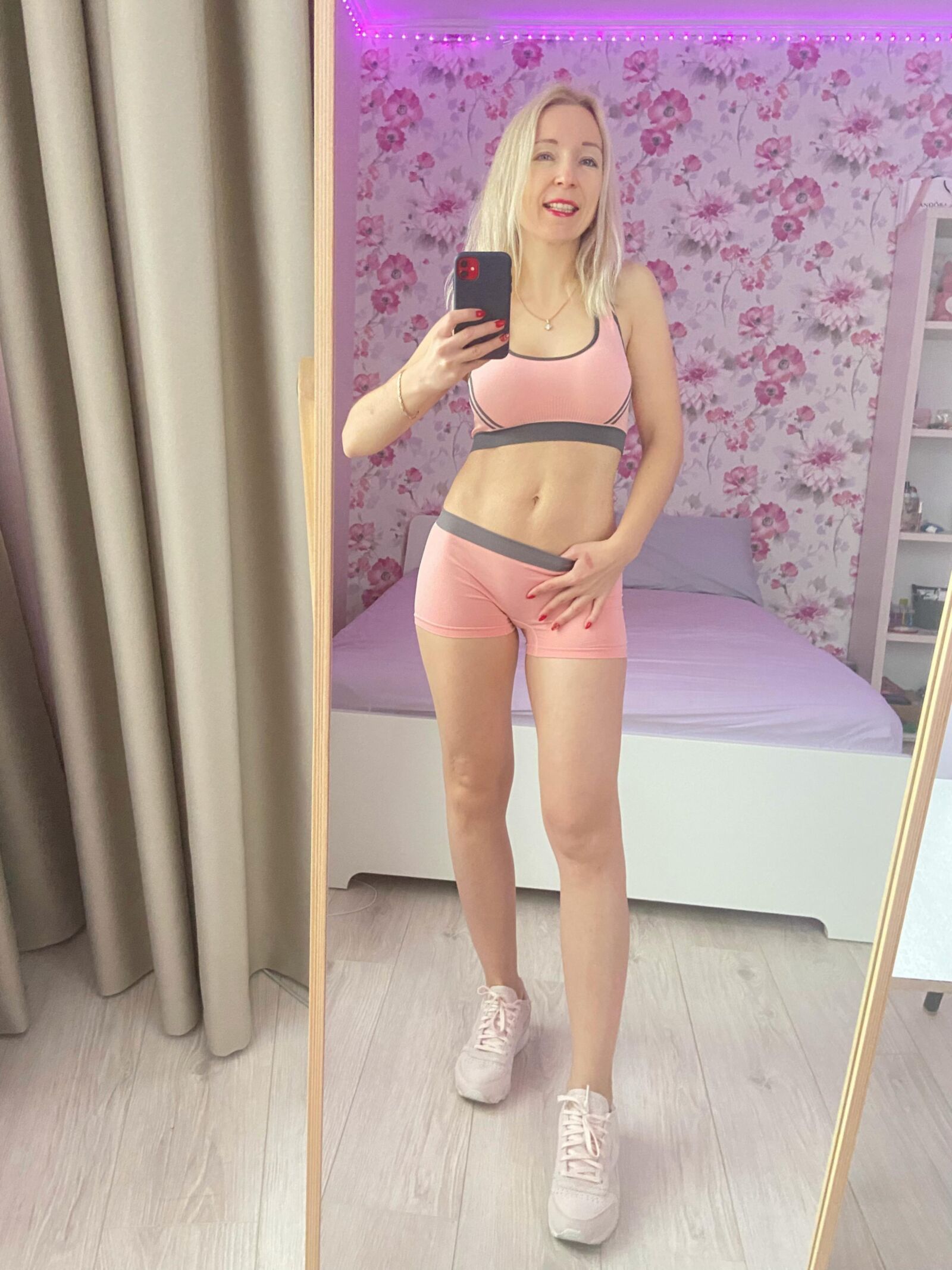 Russian Blonde Milf im sportlichen Outfit macht Selfies.