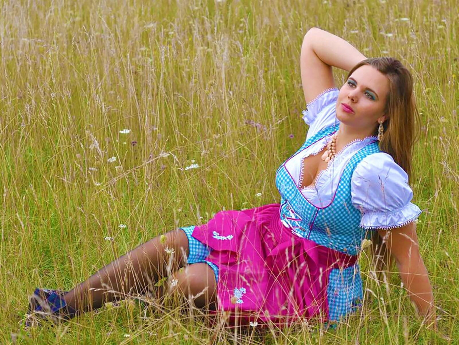 Fesche Madln im Dirndl ZumiHundertfünfundneuzig Ste`n