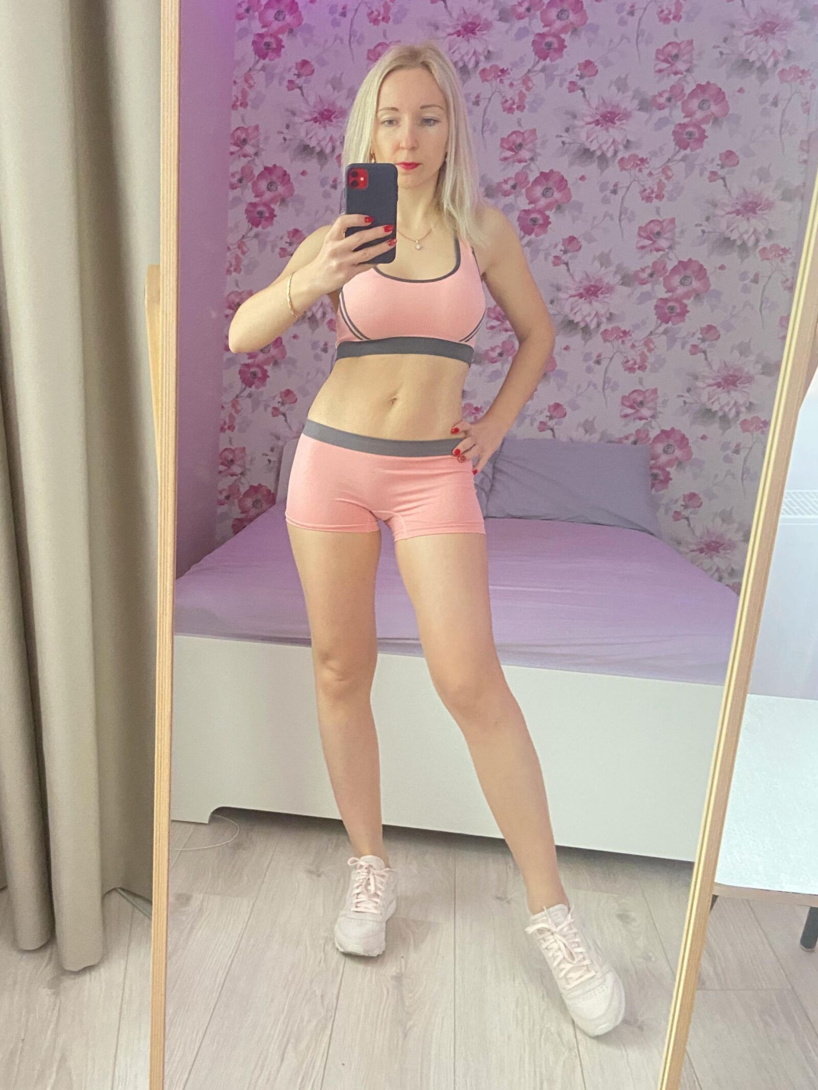 Russian Blonde Milf im sportlichen Outfit macht Selfies.