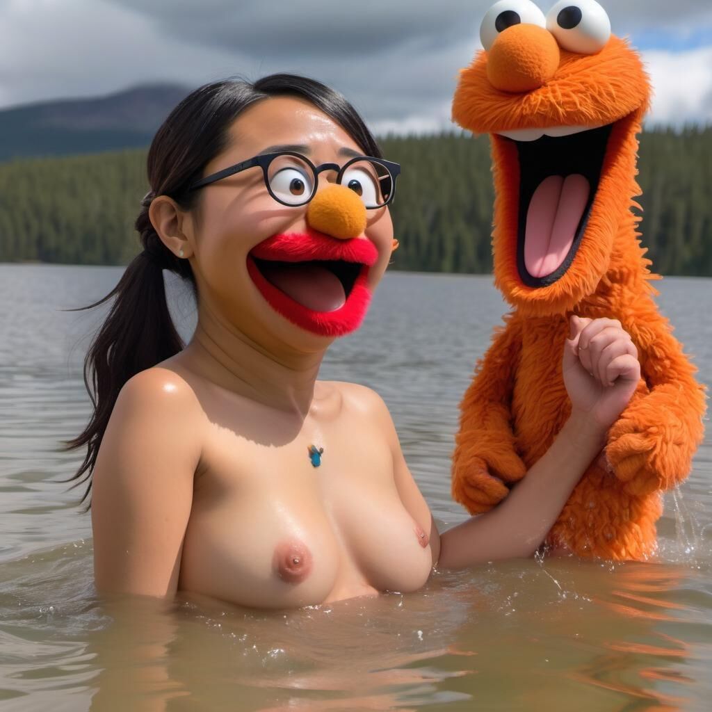 Mujeres desnudas y mojadas en un lago con elmo !!!