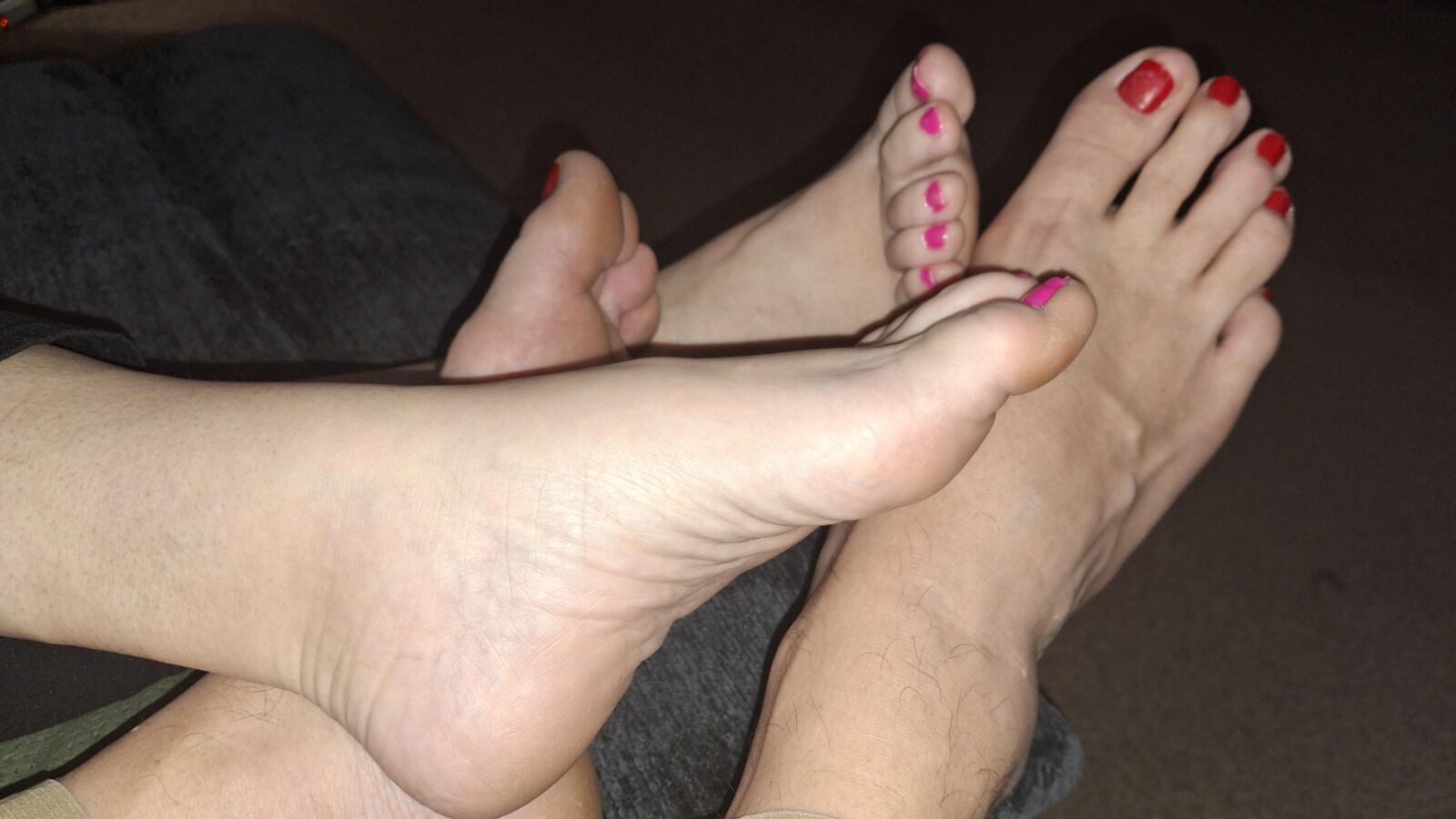 Falsie de los pies rojos que muestran nuestros pies y dedos de los pies