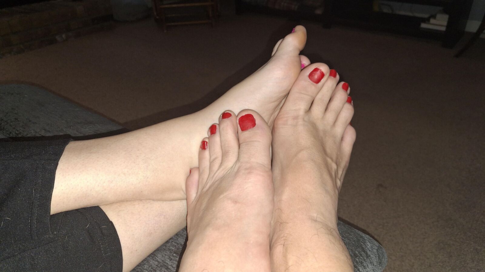 Falsie de los pies rojos que muestran nuestros pies y dedos de los pies