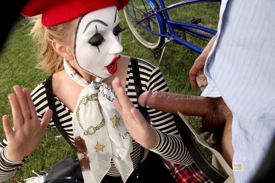 Cosplay Lexxi Belle als sexy Mime wird gefickt