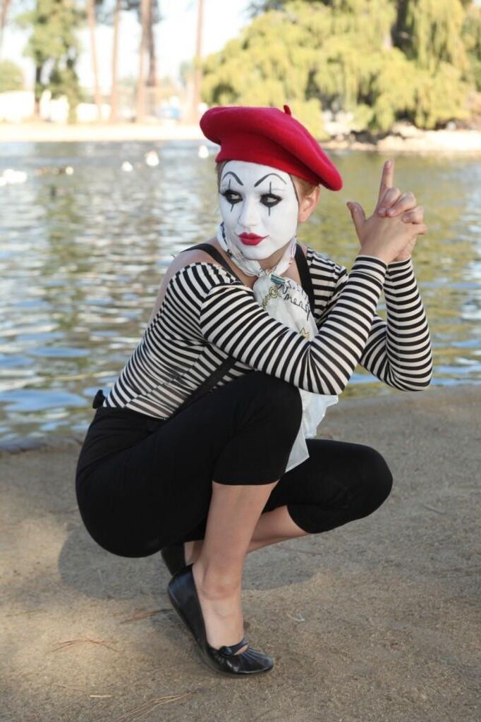 Cosplay Lexxi Belle als sexy Mime wird gefickt