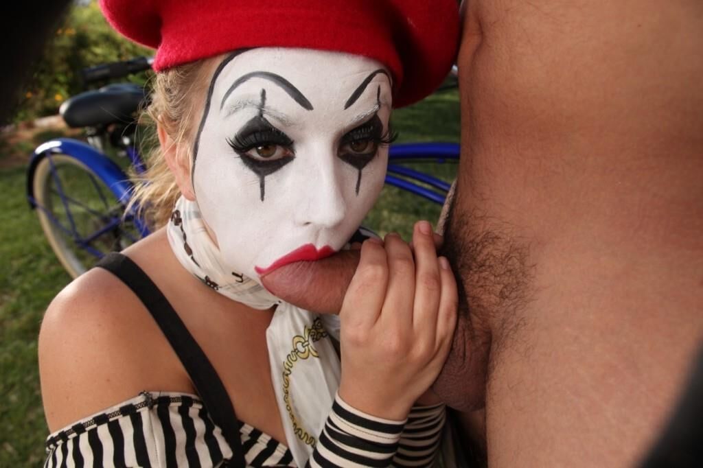 Cosplay Lexxi Belle als sexy Mime wird gefickt