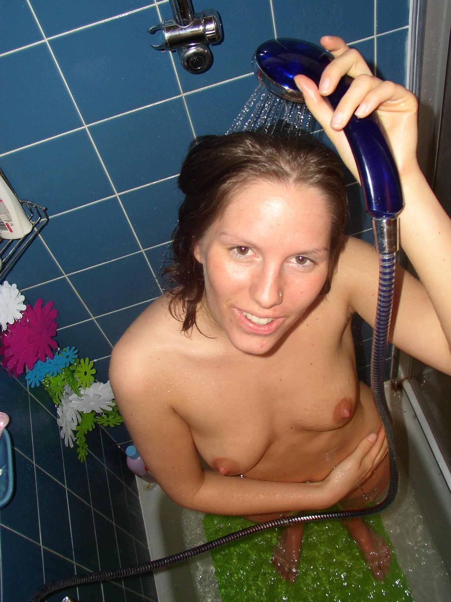 Les femmes et le pic de douche d'en haut