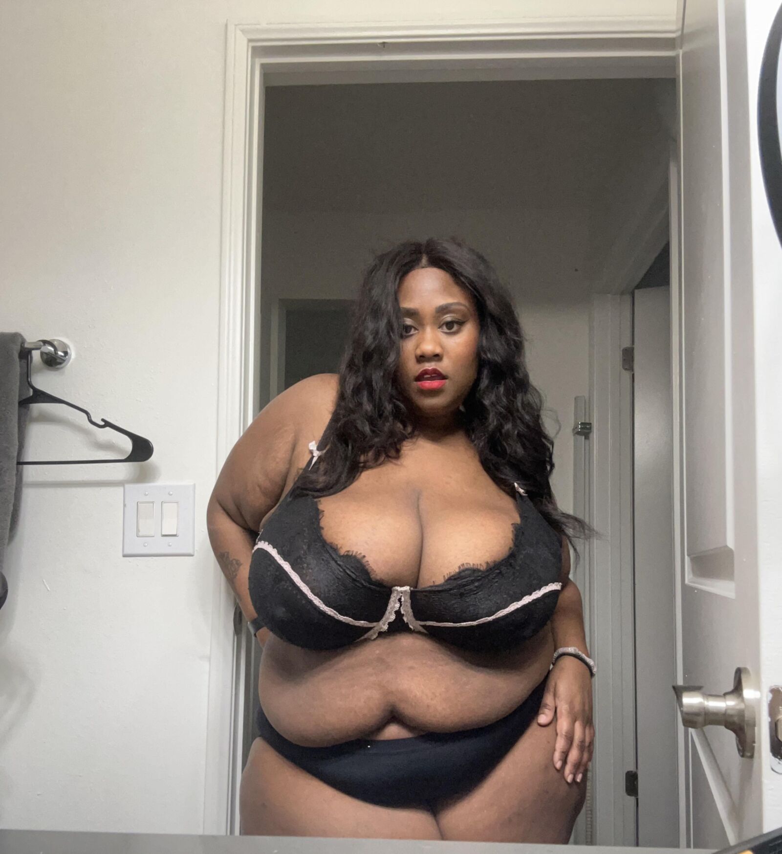 SSBBW Shania et ses généreux udders