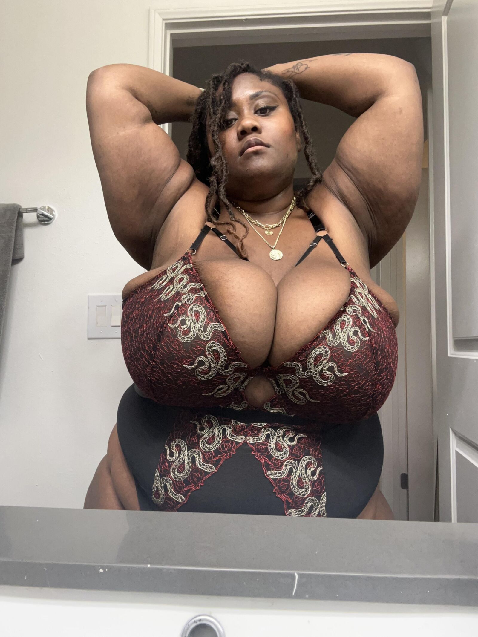 SSBBW Shania et ses généreux udders