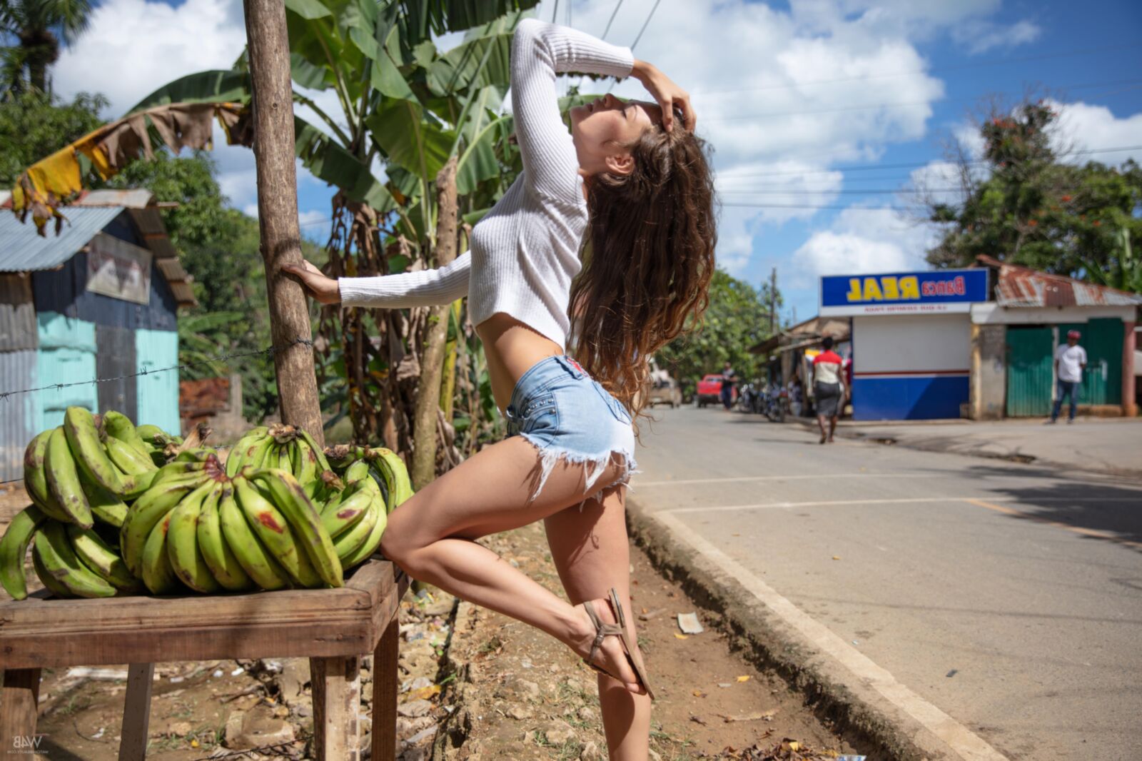 Irene Rouse Public Gymnastics in Shorts und Crop Top