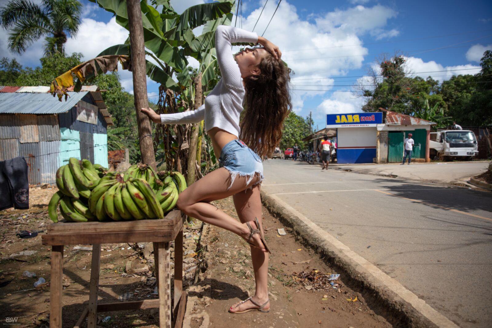 Irene Rouse Public Gymnastics in Shorts und Crop Top