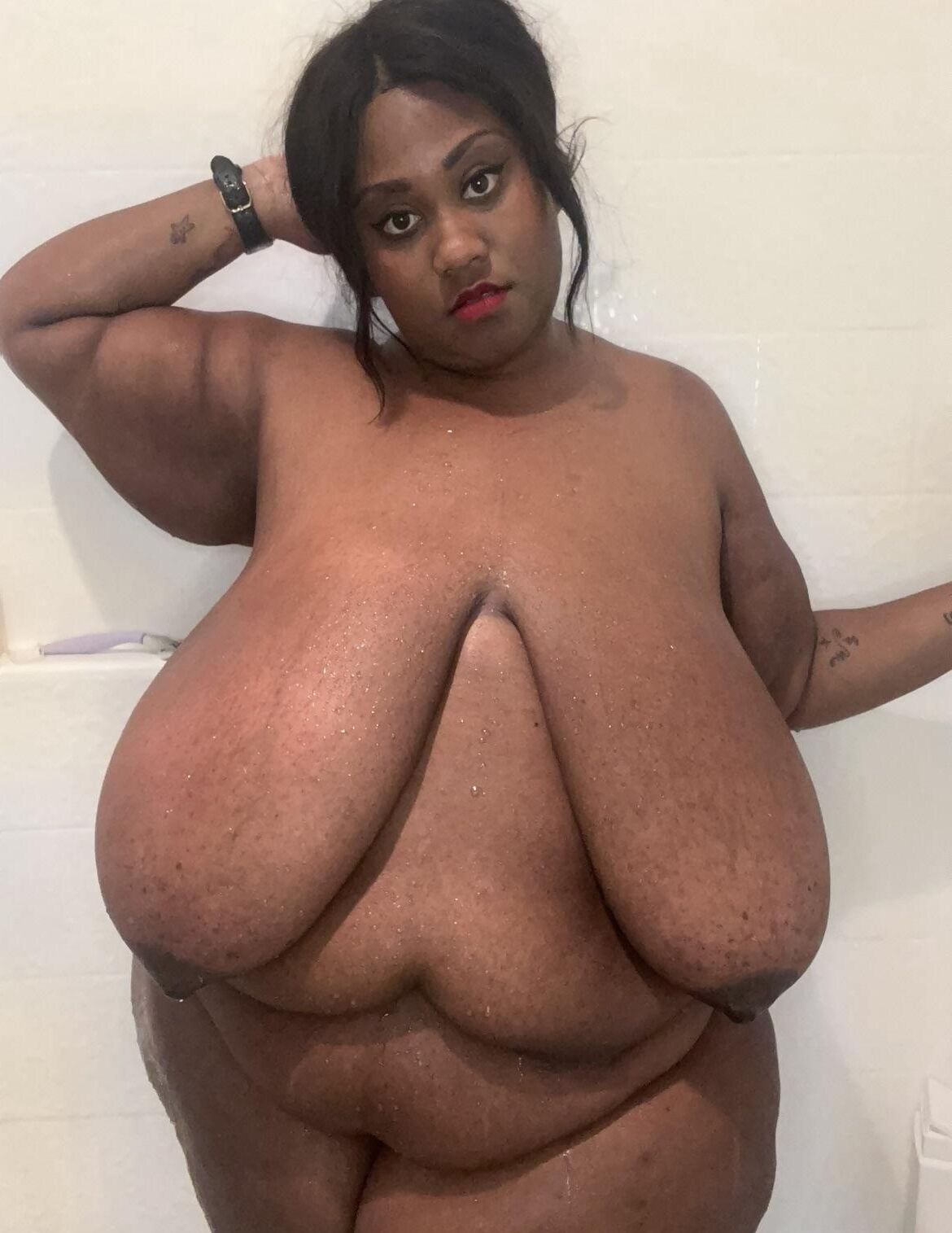 SSBBW Shania et ses généreux udders