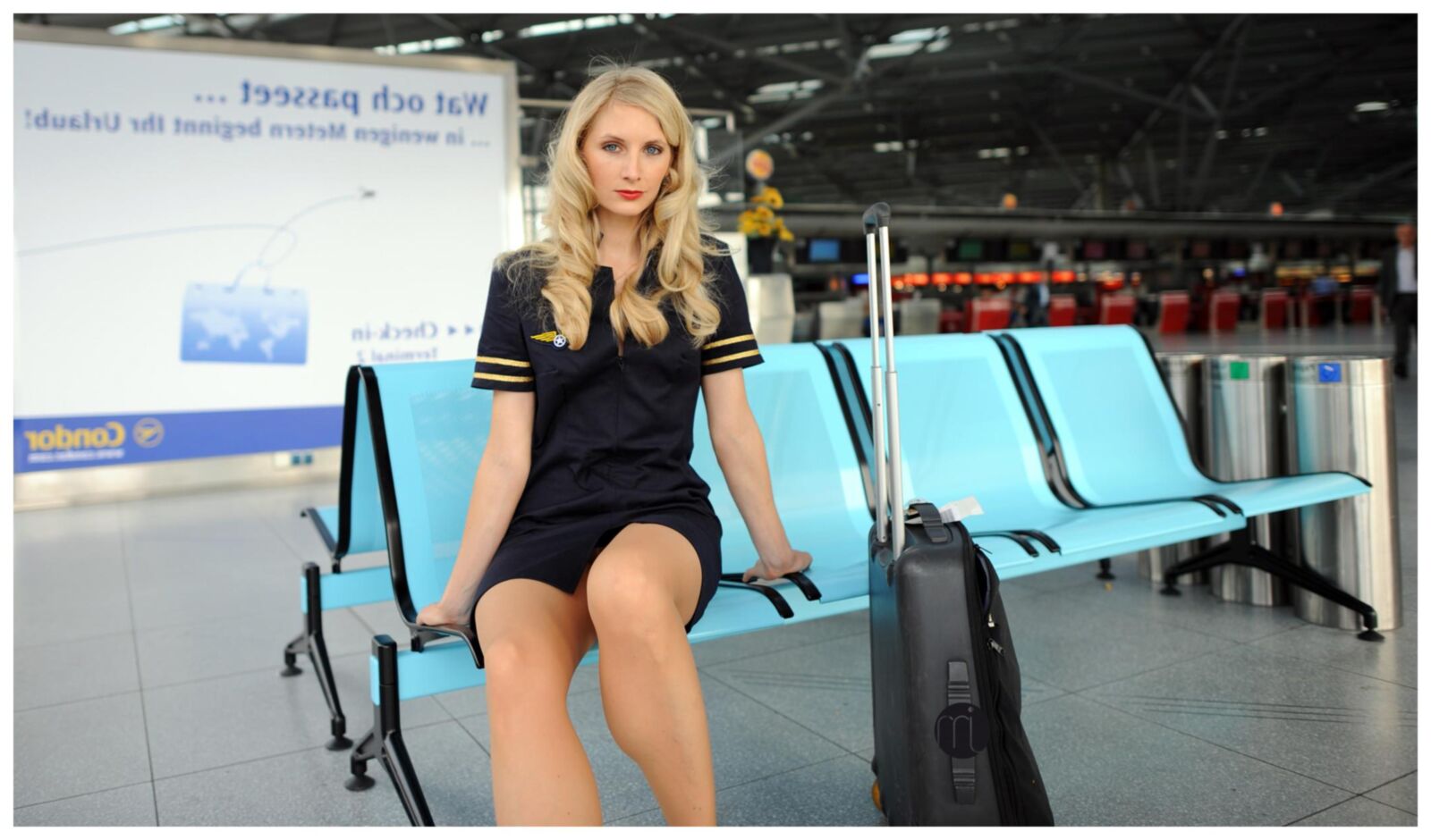 Die sexy Stewardess zeigt am Flughafen