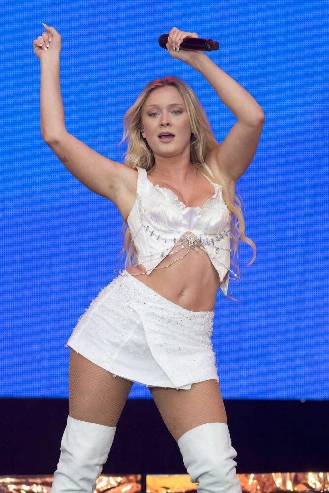 Zara Larsson bei Brighton Pride