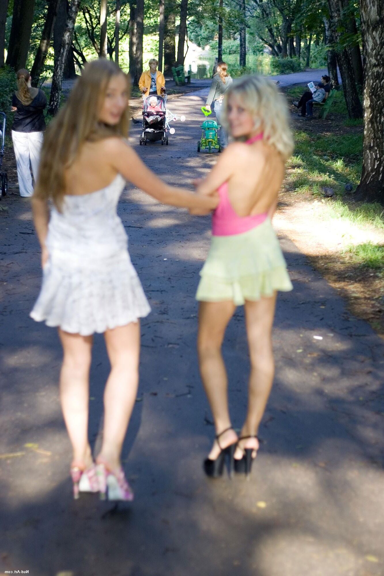 Nud Art Barbara und Valya Walk im Park X.