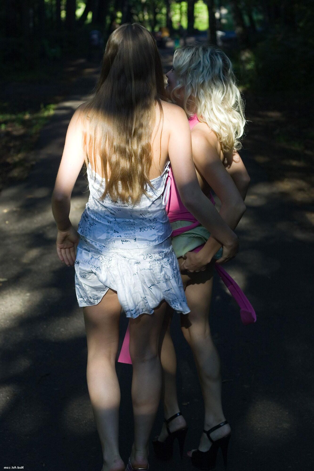 Nud Art Barbara und Valya Walk im Park X.