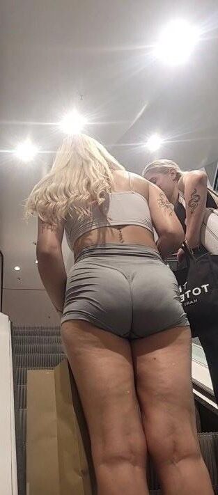 Linda loira sexy de bunda rica