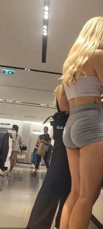 Linda loira sexy de bunda rica