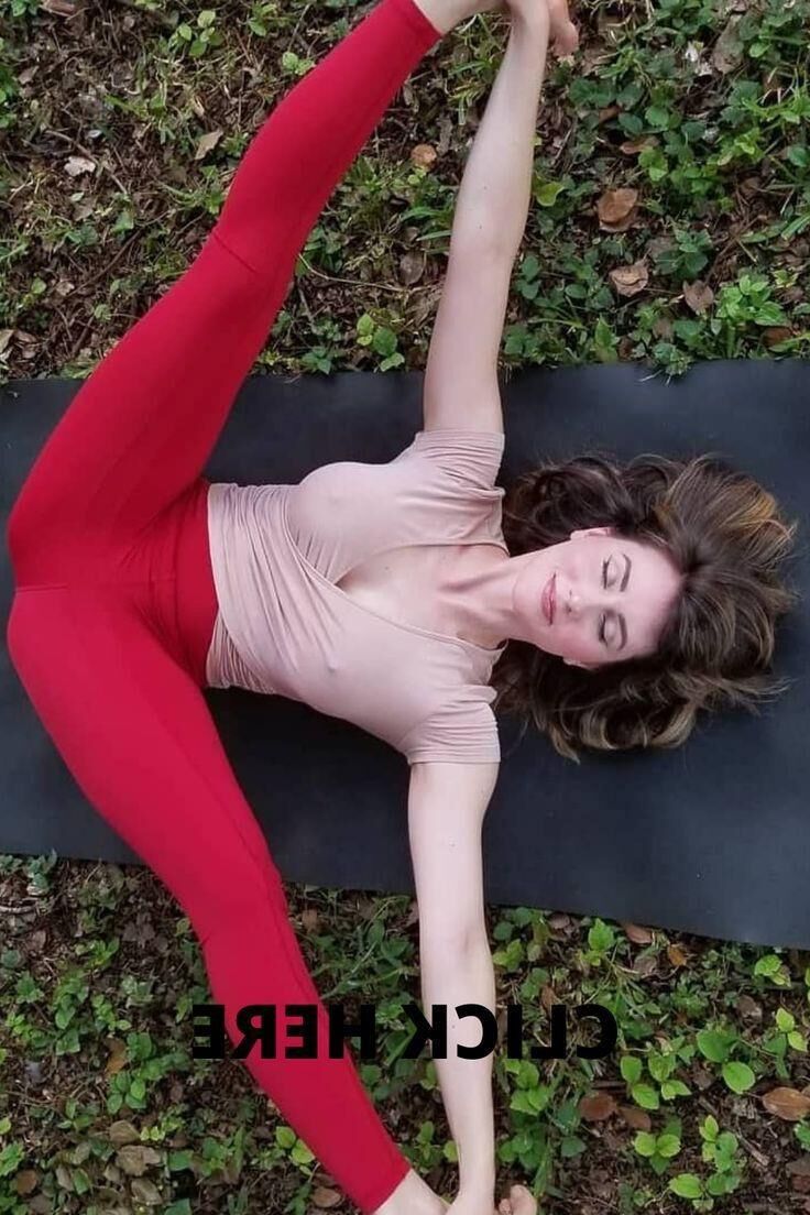 Hermosa Mujer Haciendo Yoga