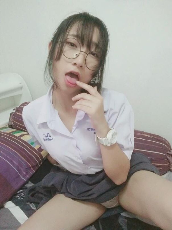 Linda Universidad Thai Nerd Thai se desvanece