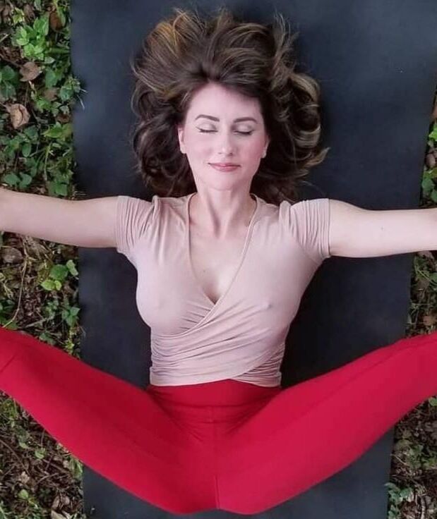 Hermosa Mujer Haciendo Yoga