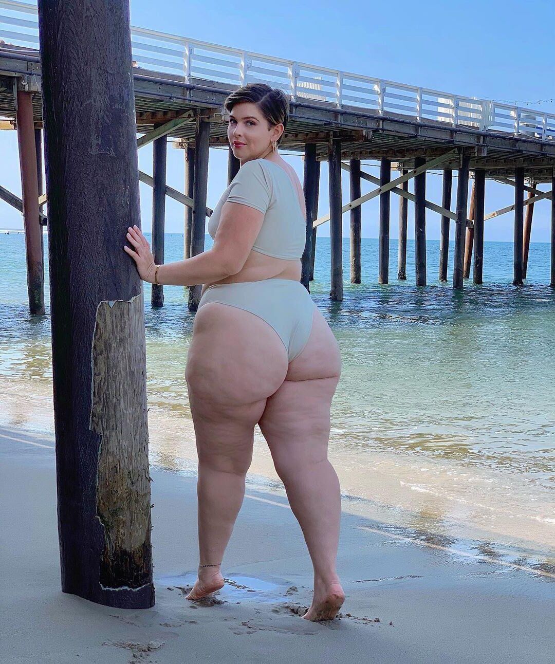 Big Booty em biquíni