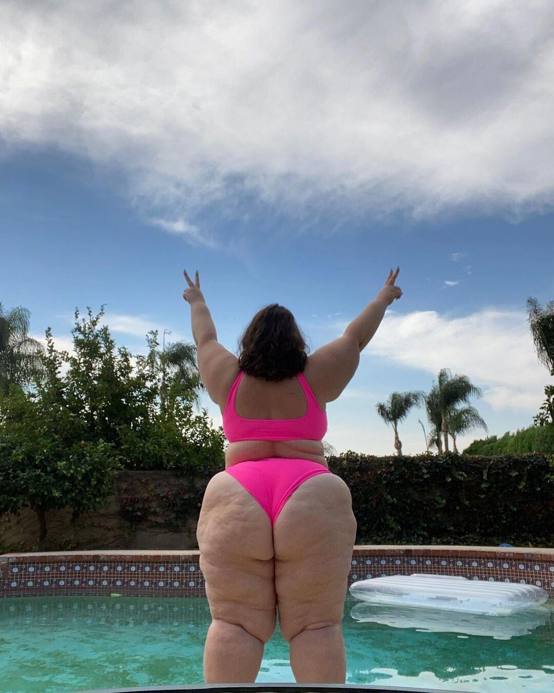 Big Booty em biquíni