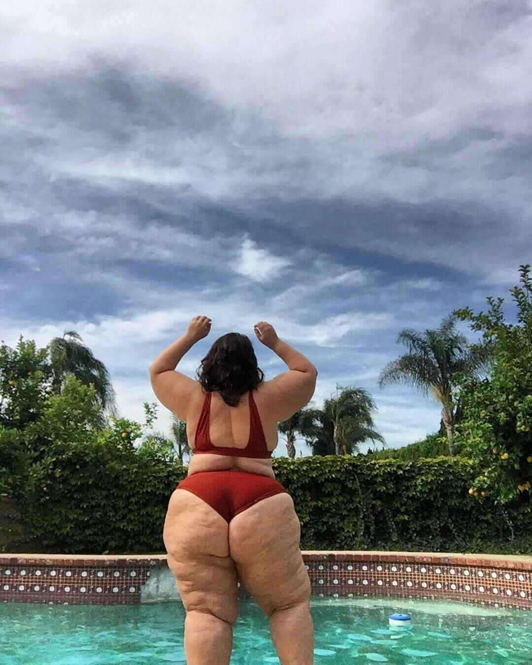 Big Booty em biquíni