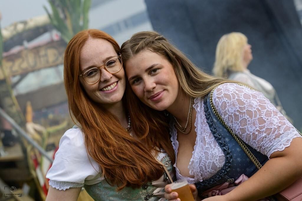 geiles dirndgirl wird immer betrunkener dirndl girl gets drunk